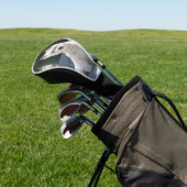 歩道に坐る白い西の高地テリア ゴルフヘッドカバー (インサイチュ)