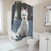 歩道に坐る白い西の高地テリア シャワーカーテン (インサイチュ)