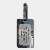 歩道に座っているホワイトウエストハイランドテリア ラゲッジタグ (裏面縦)