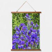 歩道のそばの紫色の虹彩の花 吊り下げ型タペストリー (正面)