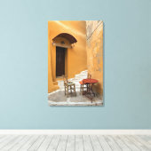 歩道のテーブル設定, Chania, Crete, Greece キャンバスプリント (インサイチュ (ウッドフロア))