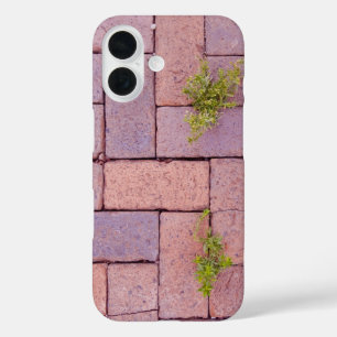 歩道の敷石と雑草の写真 iPhone 16ケース