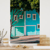 歩道の木の横の緑と青の家 ポスター (キッチン)