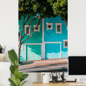 歩道の木の横の緑と青の家 ポスター (ホームオフィス)