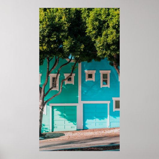 歩道の木の横の緑と青の家 ポスター (正面)