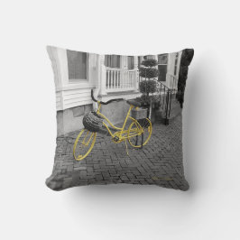 歩道の黄色い自転車 クッション