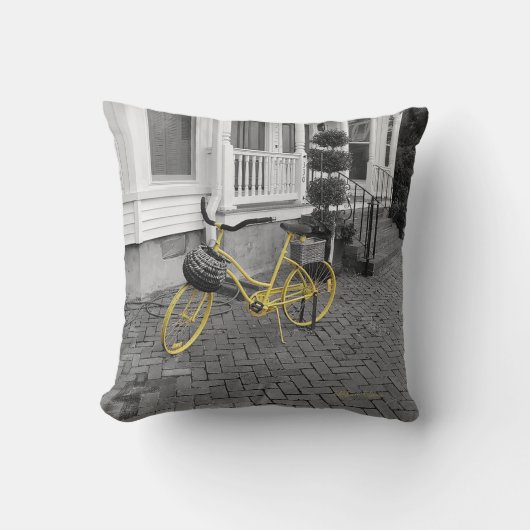 歩道の黄色い自転車 クッション (正面)