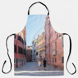 歩道の黒い上着歩くの女性 エプロン