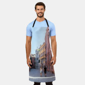 歩道の黒い上着歩くの女性 エプロン (着用した状態)