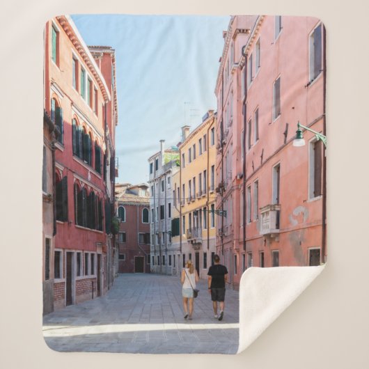 歩道の黒い上着歩くの女性 シェルパブランケット (正面)