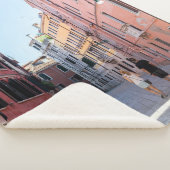 歩道の黒い上着歩くの女性 シェルパブランケット (3/4)