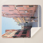 歩道の黒い上着歩くの女性 シェルパブランケット (正面(横))