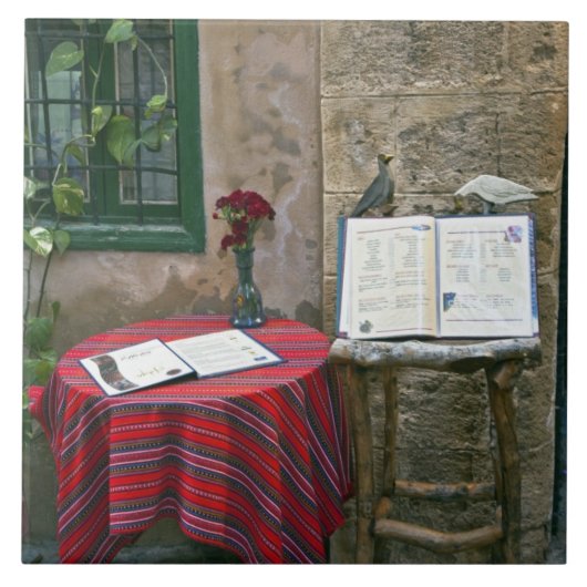 歩道カフェ、シャニア、クレタ、ギリシャ タイル (正面)