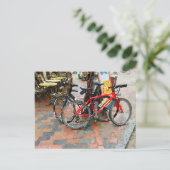 歩道カラフルはがき上の自転車 ポストカード (スタンド正面)