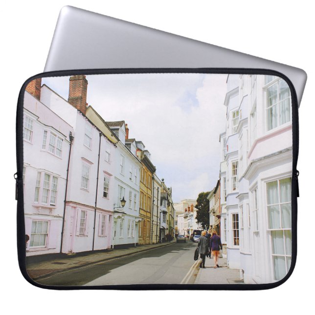 歩道上歩く並びに建物及びROA ラップトップスリーブ (正面)