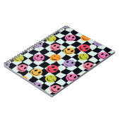 歪んだ白黒チェッカーボード上の幸せな顔 ノートブック (左側)