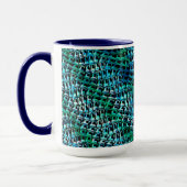 歪んで波打った麻袋の網目、緑がかった青緑色 マグカップ (左)