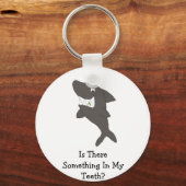 歯に食べ物を入れた漫画のサメ キーホルダー (正面)