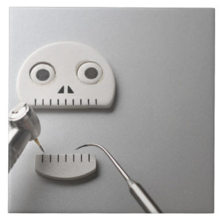 歯のトリートメントを取る骨格 タイル