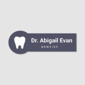 歯のモダンアイコンプロフェッショナル歯科矯正医 名札 (正面)