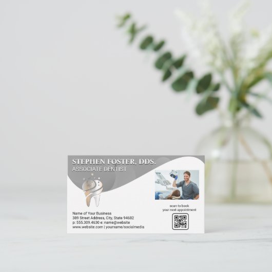 歯のロゴ | 患者を伴う歯科医 名刺 (スタンド正面)