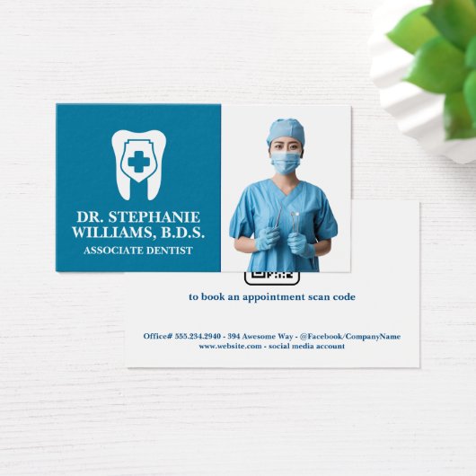 歯のロゴ | 若い女性歯科医 (デスク)