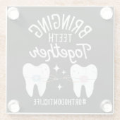 歯を合わせる – 歯科矯正医 ガラスコースター (裏面)