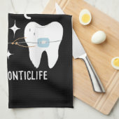 歯を合わせる – 歯科矯正医 キッチンタオル (四つ折り)