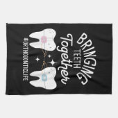 歯を合わせる – 歯科矯正医 キッチンタオル (横)