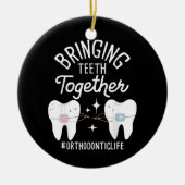 歯を合わせる – 歯科矯正医 セラミックオーナメント (正面)