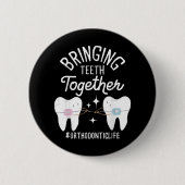 歯を合わせる – 歯科矯正医 缶バッジ (正面)