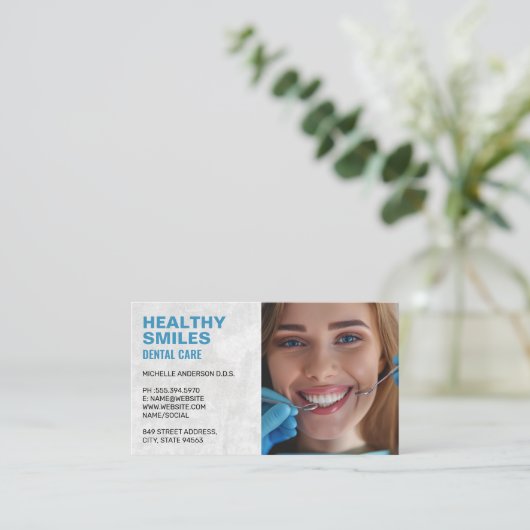 歯を磨いてもらう笑顔の女性 名刺 (スタンド正面)