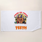 歯を磨く歯科おもしろい衛生士パン ビーチタオル (正面)