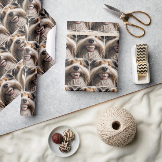 歯を見せてニヤニヤ笑う ラッピングペーパー (クラフト)