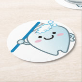 歯ブラシでかわいい漫画の歯ブラッシング ラウンドペーパーコースター (アングル)