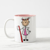 歯ブラシを持つ歯科助手 ツートーンマグカップ (左)