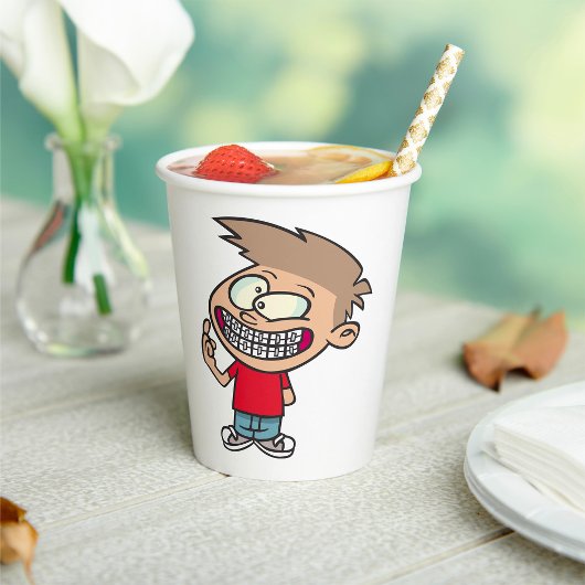 歯列矯正中の少年のかわいいキャラクター 紙コップ