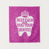 歯医保者を温め抱き締める タペストリー (正面)