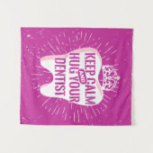 歯医保者を温め抱き締める タペストリー (正面(横))