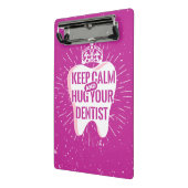 歯医保者を温め抱き締める ミニクリップボード (アングル2)