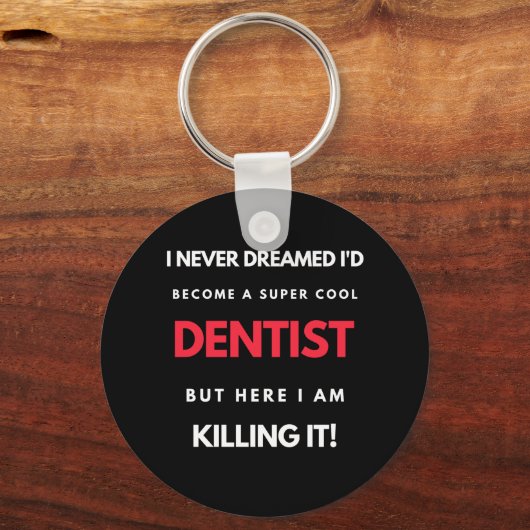 歯医者になるとは夢にも思わなすごいカッコいいい キーホルダー (正面)
