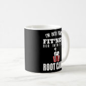 歯医者に行っている歯内科医のフィットネス コーヒーマグカップ (正面右)