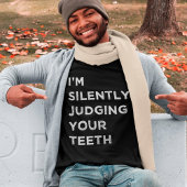 歯医者のギフトを黙っておもしろい判断する Tシャツ