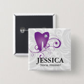 歯医者の名前タグダイヤモンド歯離れの紫色 缶バッジ (正面&裏面)