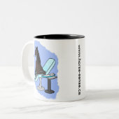 歯医者の椅子に乗っている馬 ツートーンマグカップ (正面左)