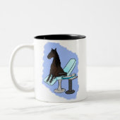 歯医者の椅子に乗っている馬 ツートーンマグカップ (左)