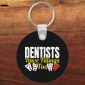 歯医者も詰め物を持っている – 歯科感覚パン キーホルダー (正面)