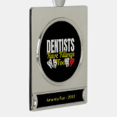 歯医者も詰め物を持っている – 歯科感覚パン シルバープレートバナーオーナメント (右)