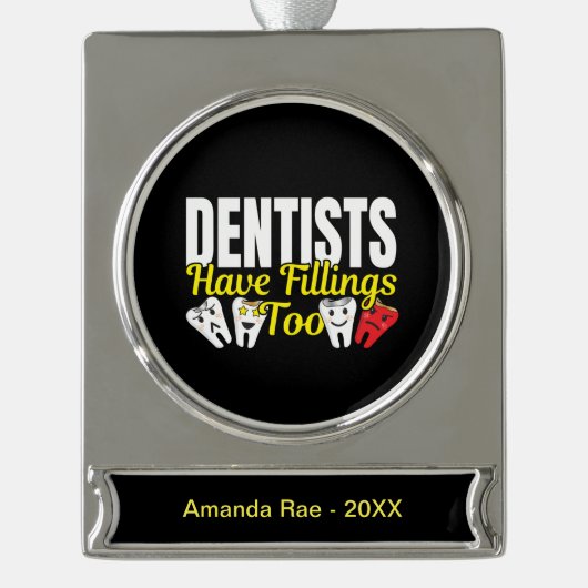 歯医者も詰め物を持っている – 歯科感覚パン シルバープレートバナーオーナメント (正面)