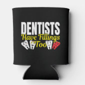 歯医者も詰め物を持っている – 歯科感覚パン 缶クーラー (裏面)